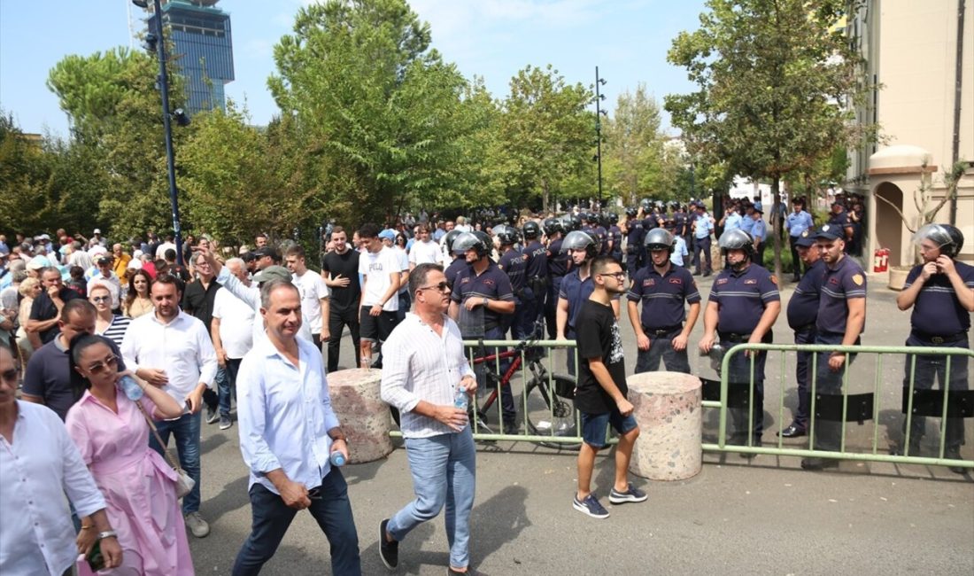 Tiran'da devam eden protestolarda