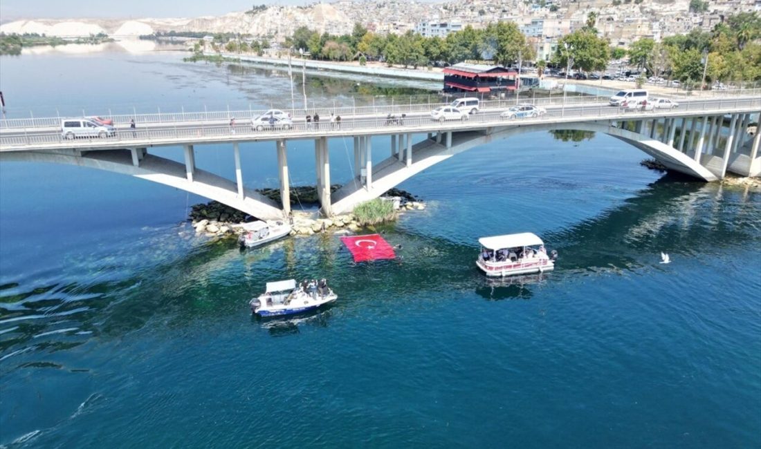 Birecik'te dalgıçlar Fırat Nehri'nde