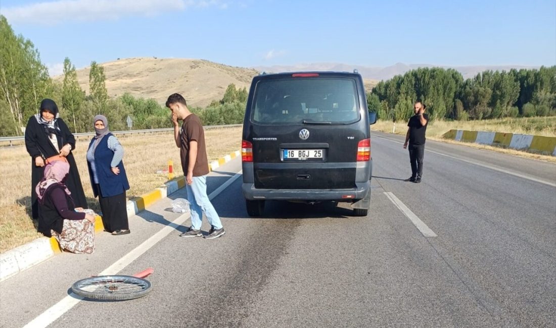 Erzincan'da minibüsün çarptığı bisiklet