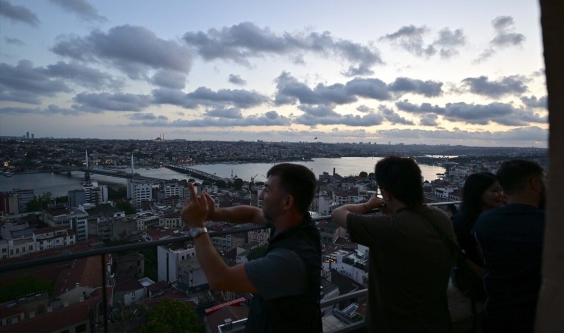 İstanbul'un simgelerinden Galata Kulesi,