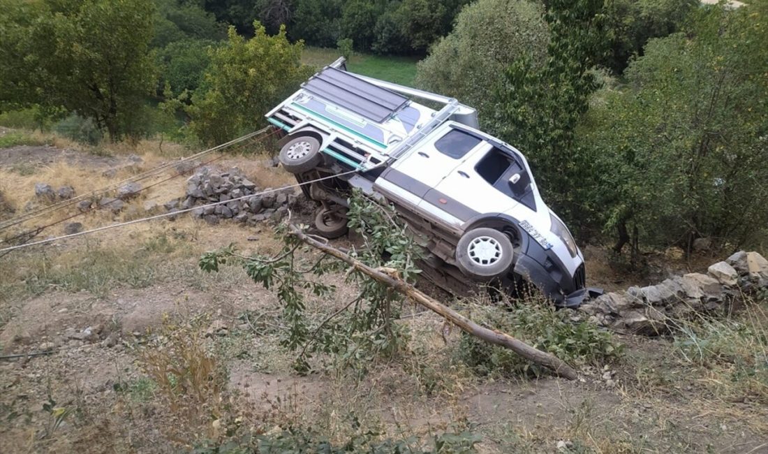 Hakkari'de bir kamyonetin devrilmesi