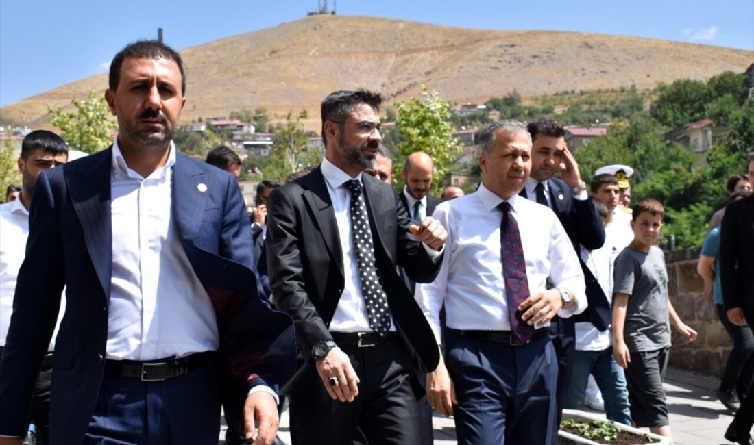 Bakan Yerlikaya, Bitlis'te esnafı