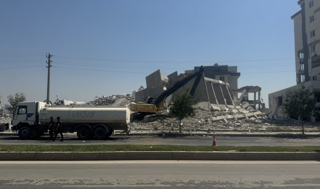 Kahramanmaraş'ta yıkım esnasında enkaz