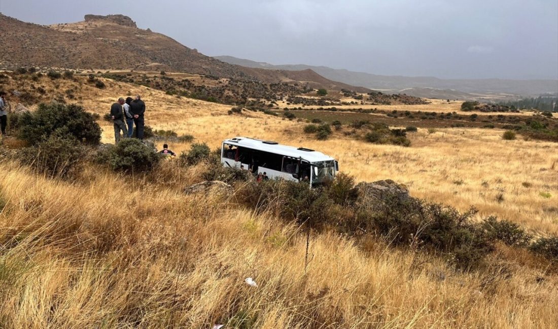 Sivas'ta midibüs devrildi, 16