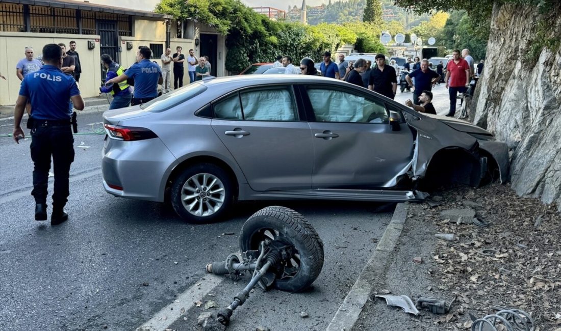 Üsküdar'da kaldırımda yürüyen kadına