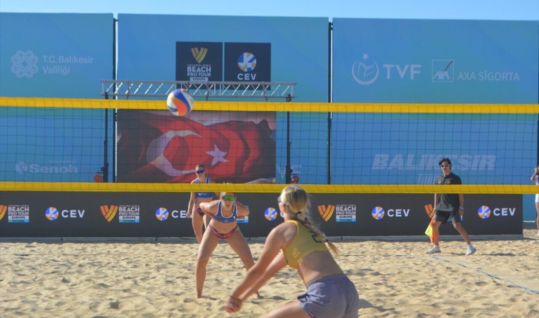 Plaj voleybolu heyecanı Ayvalık'ta