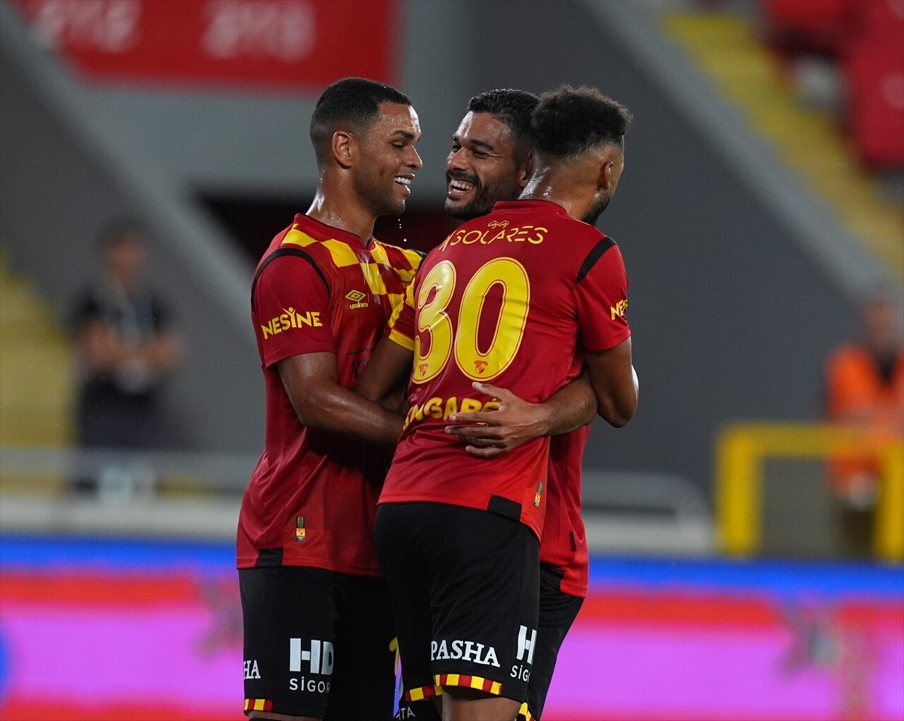 Trendyol Süper Lig'in 4. haftasında Göztepe ile Sipay Bodrum FK takımları, Gürsel Aksel Stadı'nda...