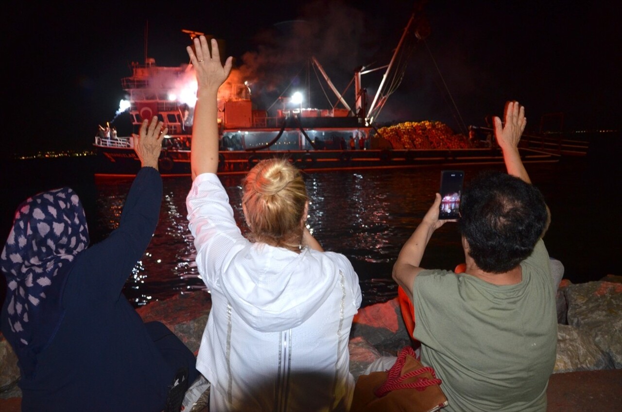 Kocaeli'de av yasağının bu gece yarısı sona ermesiyle denizlere açılacak balıkçılar için tören...