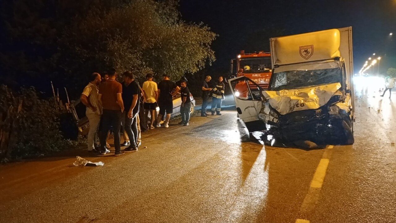 Samsun'un Çarşamba ilçesinde 4 aracın karıştığı trafik kazasında 1 kişi yaşamını yitirdi, 1'i ağır...