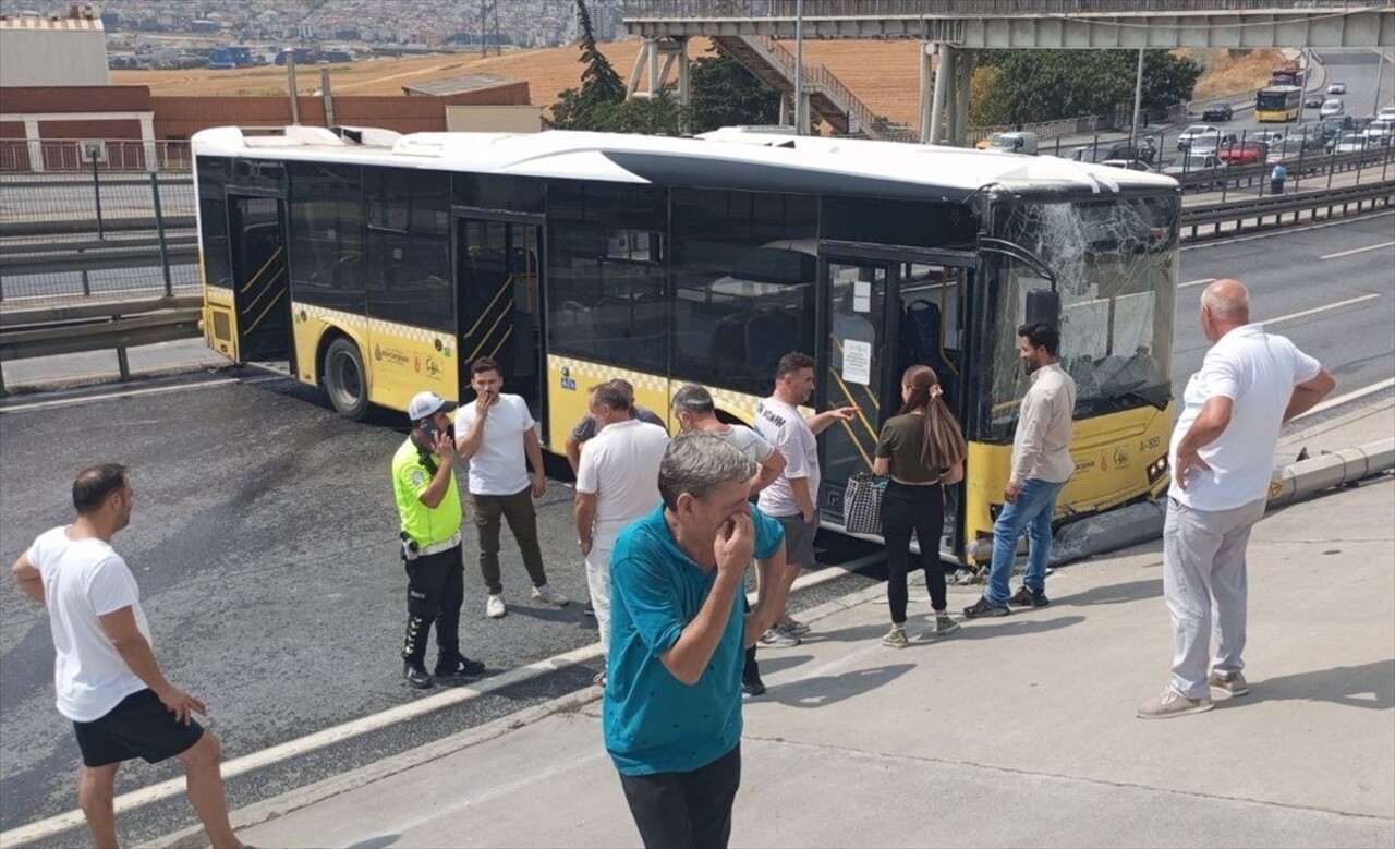 Avcılar'da, yolcusu bulunmayan İETT otobüsünün kaza yapması nedeniyle D-100 kara yolu Edirne...