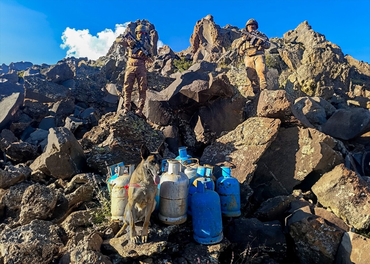 Ağrı'da terör örgütü PKK/KCK'ya yönelik operasyonda, bir mağarada çeşitli yaşam malzemesi ele...