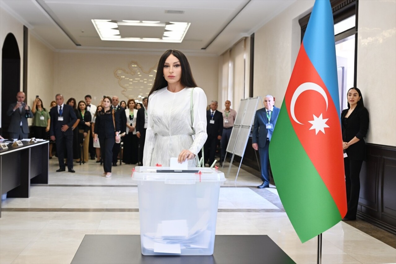 Azerbaycan Cumhurbaşkanı İlham Aliyev, ülkede yapılan 7. Dönem Milli Meclis Seçimlerinde oyunu...