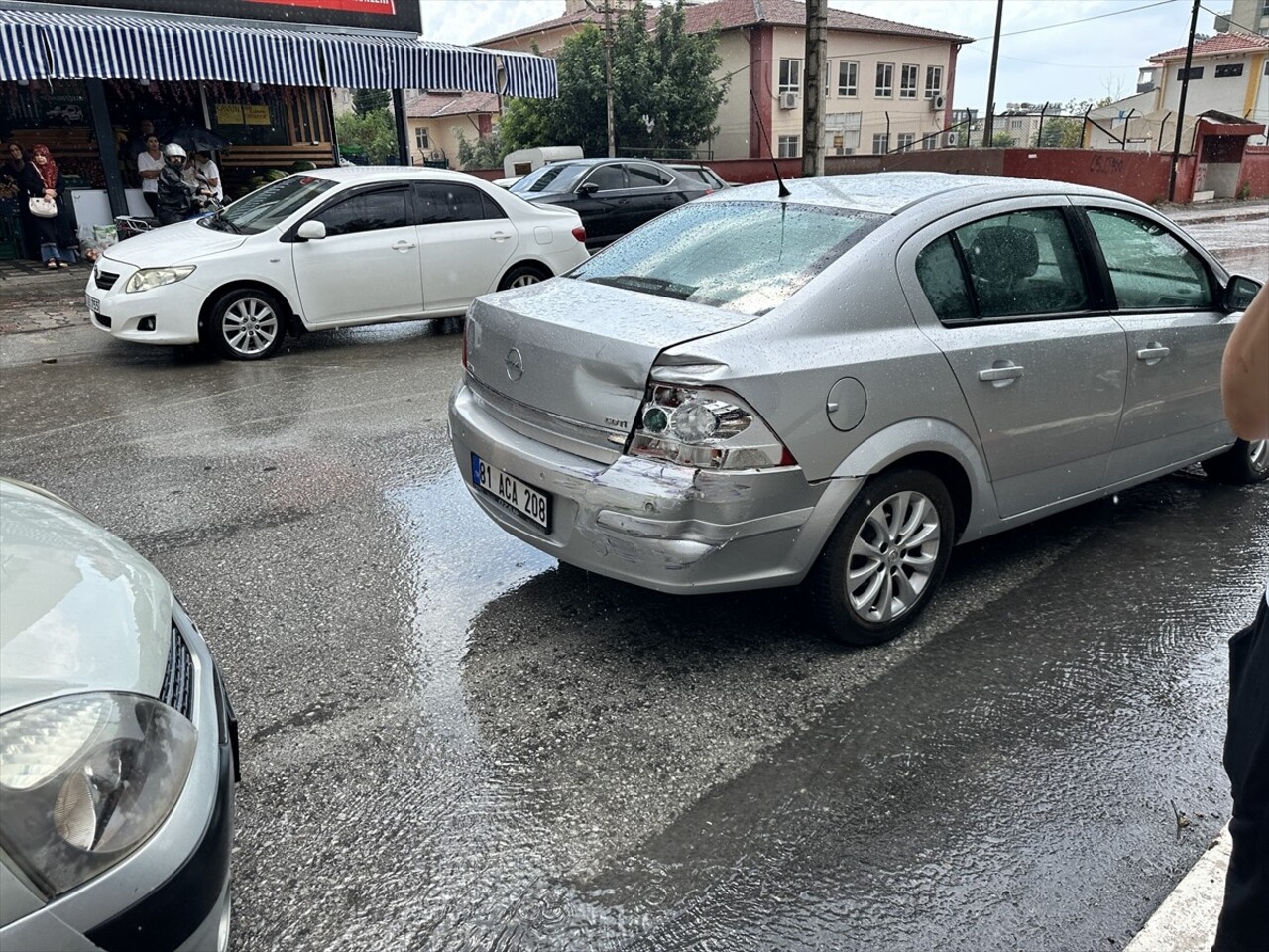 Hatay'ın Dörtyol ilçesinde 15 yaşındaki çocuğun kullandığı hafif ticari araç, seyir halindeki...