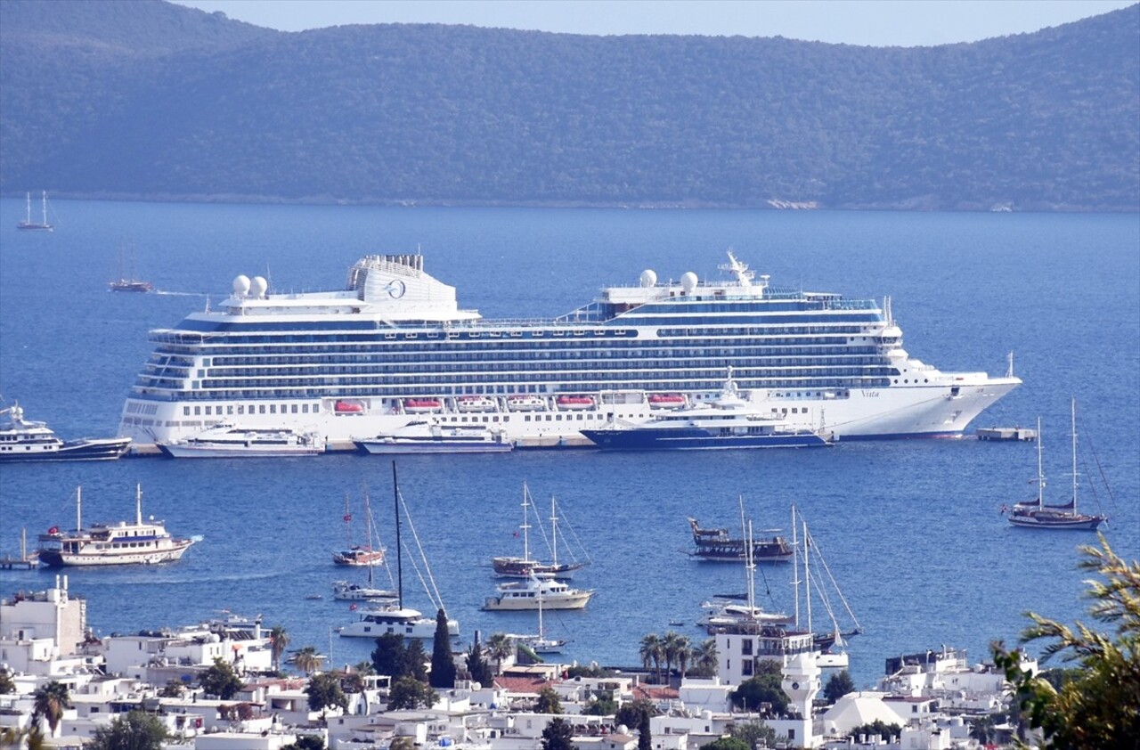 Muğla'nın Bodrum ilçesine "Vista" kruvaziyeri ile 1156 yolcu geldi. Marshall Adaları bayraklı 242...