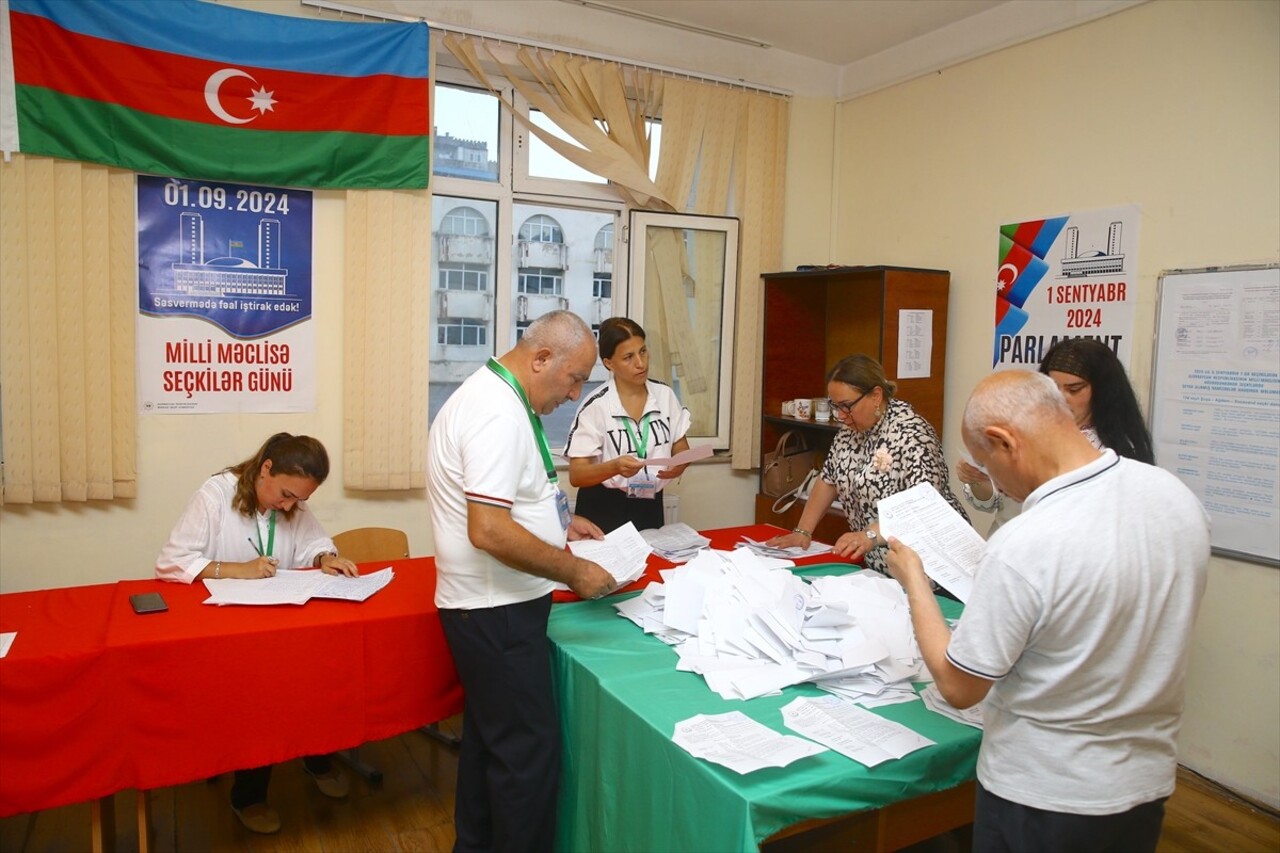 Azerbaycan'da milletvekili seçimi için oy kullanma işlemi yerel saatle 19.00'da sona erdi. 