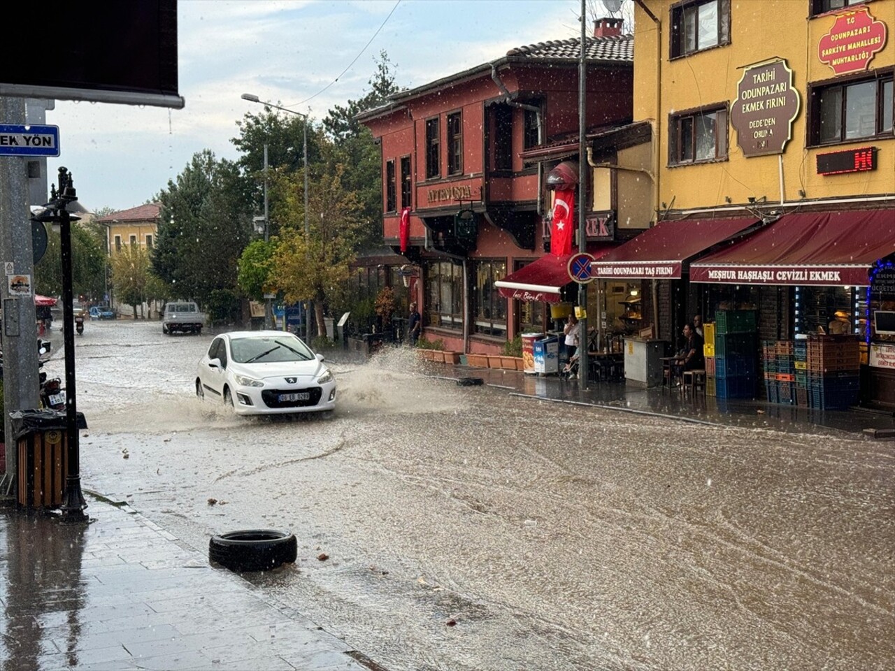 Eskişehir'de kuvvetli sağanak ve dolu hayatı olumsuz etkiledi. Kent merkezinde sağanak ve dolu...