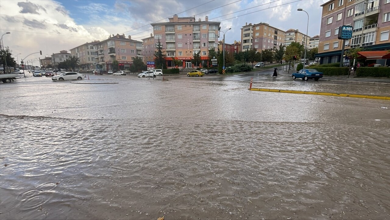 Eskişehir'de kuvvetli sağanak ve dolu hayatı olumsuz etkiledi. Kent merkezinde sağanak ve dolu...