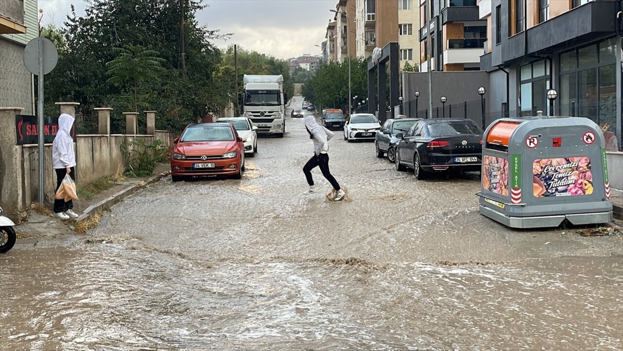 Eskişehir'de kuvvetli sağanak ve dolu hayatı olumsuz etkiledi. Kent merkezinde sağanak ve dolu...