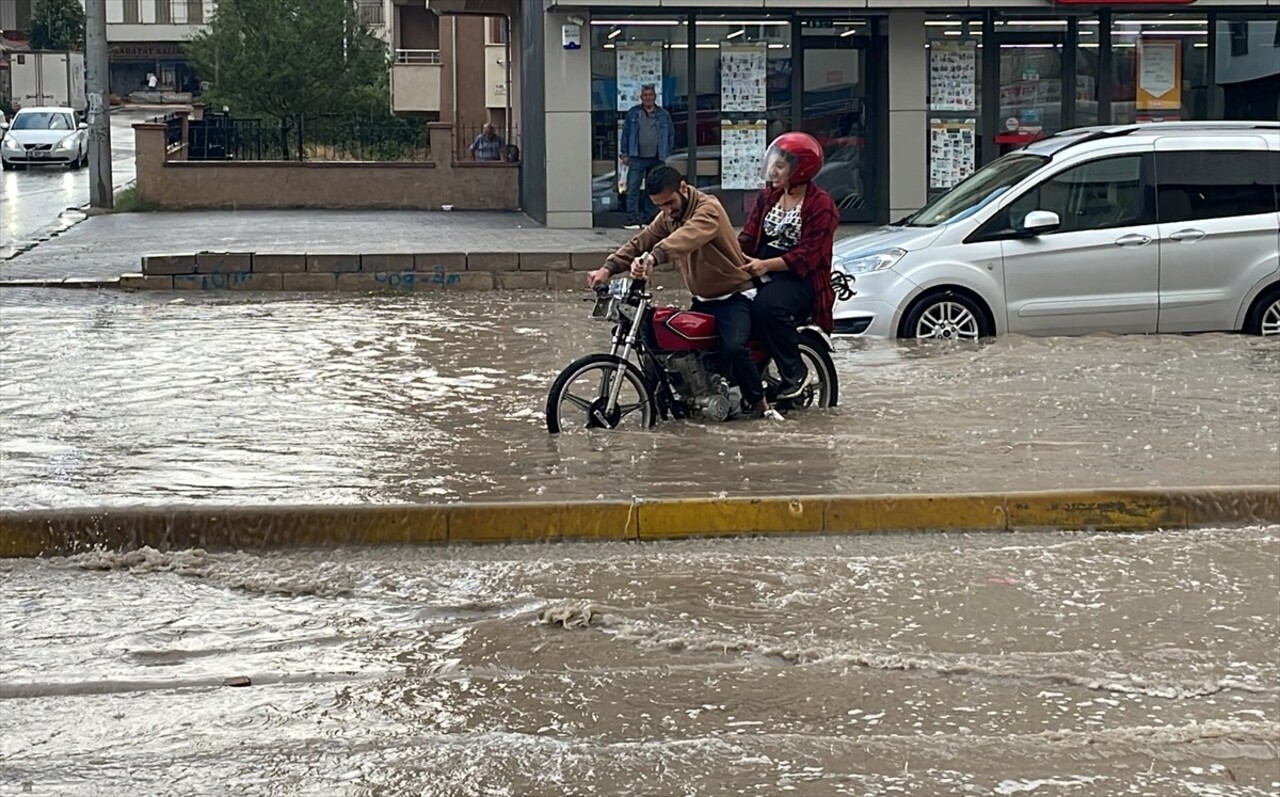 Eskişehir'de kuvvetli sağanak ve dolu hayatı olumsuz etkiledi. Kent merkezinde sağanak ve dolu...