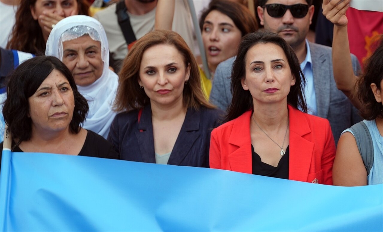 Kadıköy'de "1 Eylül Dünya Barış Günü" dolayısıyla miting yapıldı. İskele Meydanı'nda düzenlenen...