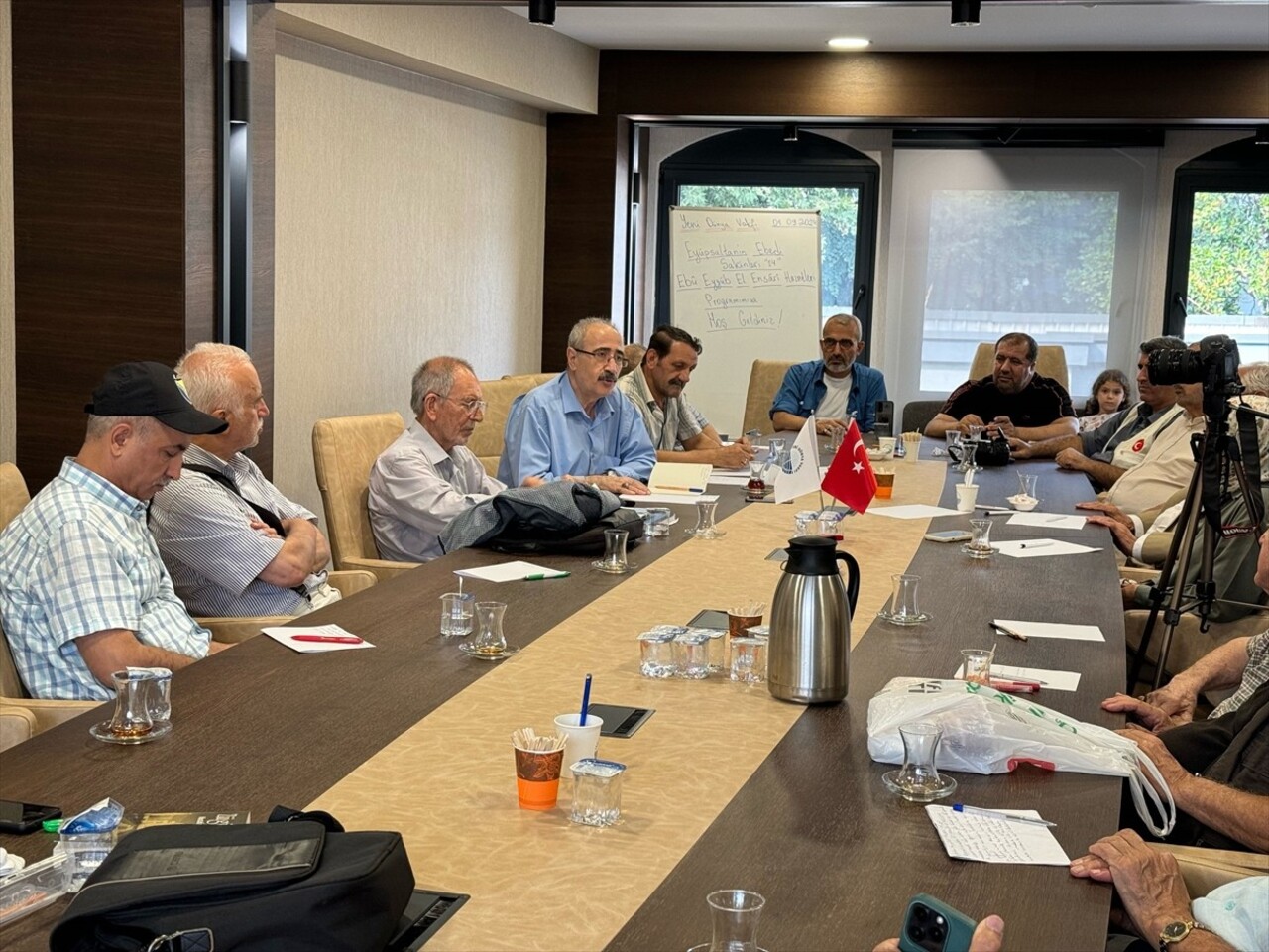 Eğitimci yazar Ramazan Işık (fotoğrafta), Yeni Dünya Vakfında düzenlenen "Eyüpsultan'ın Ebedi...