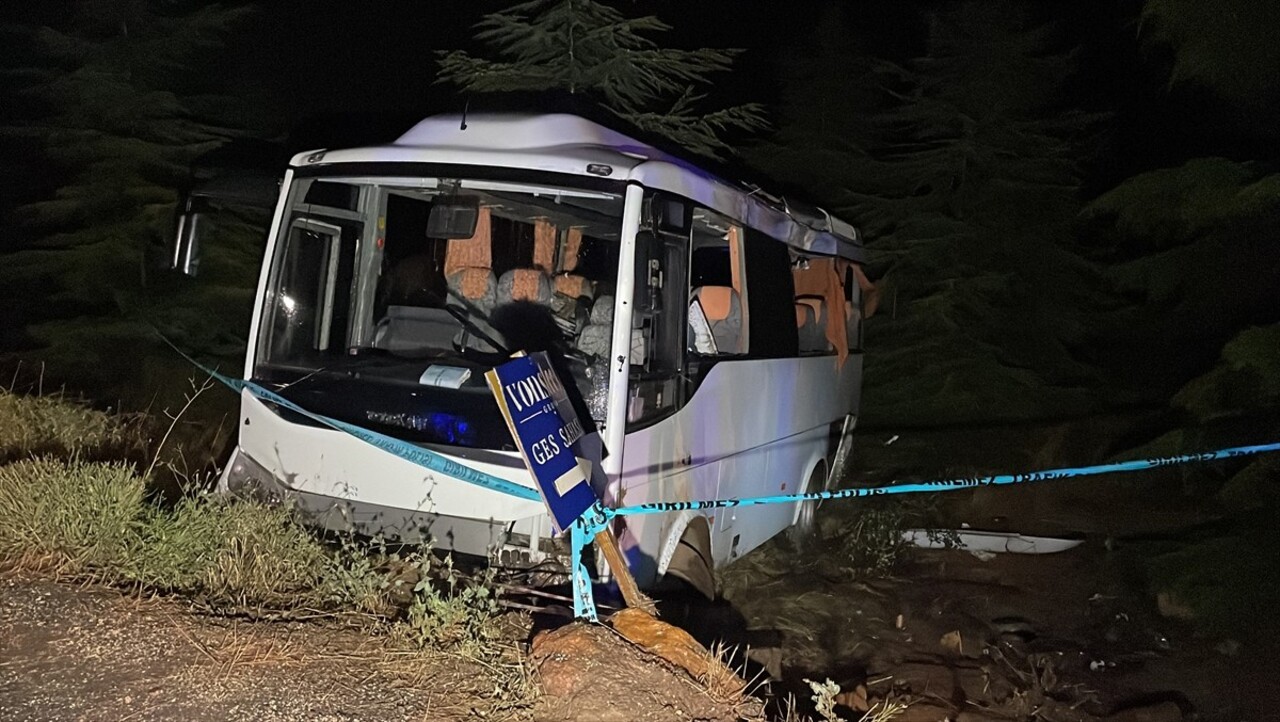 Eskişehir'de, midibüsün yoldan çıkması sonucu meydana gelen kazada yaralanan 14 polis memuru...