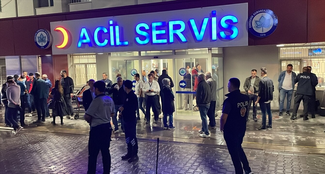 Eskişehir'de, midibüsün yoldan çıkması sonucu meydana gelen kazada yaralanan 14 polis memuru...