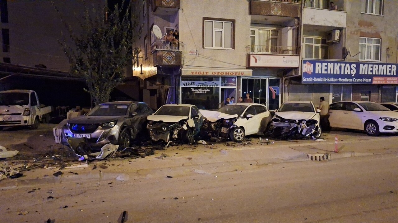 Samsun'un Bafra ilçesinde bir oto galerinin önünde park halinde bulunan 5 araca ve elektrik...