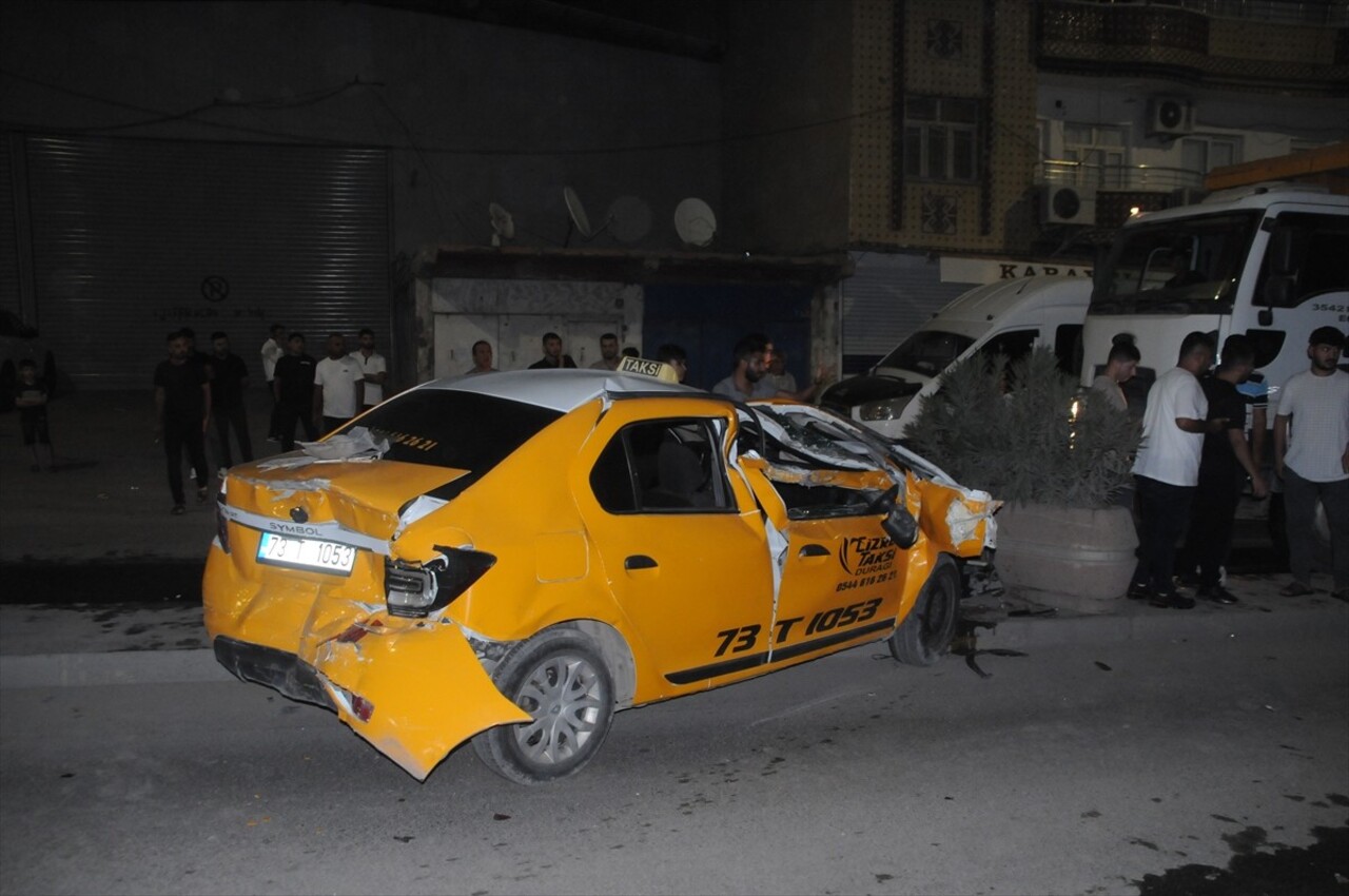 Şırnak'ın Cizre ilçesinde, freni boşalan tır önce otomobile, daha sonra da tıra çarparak...