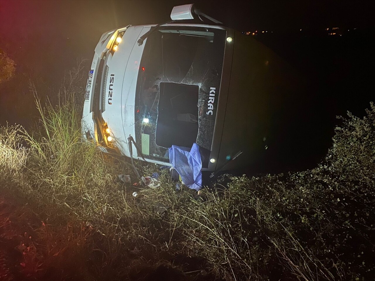 Antalya'nın Serik ilçesinde devrilen midibüsün sürücüsü hayatını kaybetti.