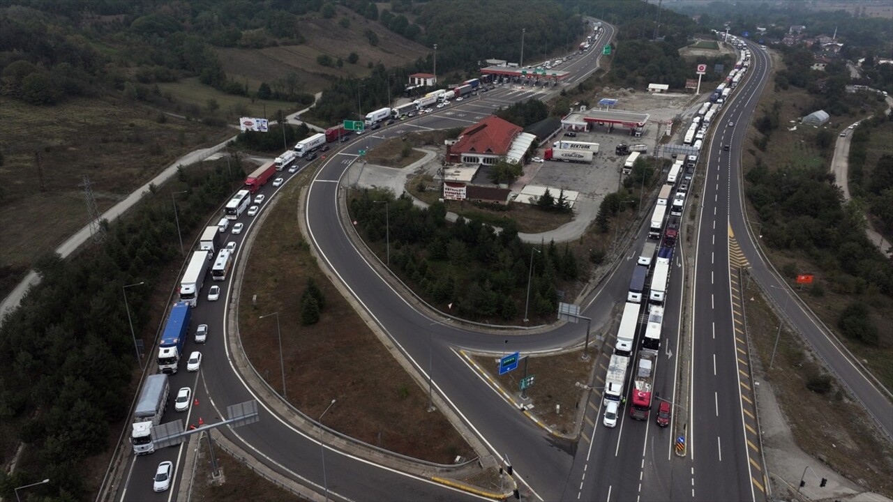 Anadolu Otoyolu Bolu Dağı Tüneli'nde devam eden çalışmalar nedeniyle D-100 kara yolunun Bolu Dağı...