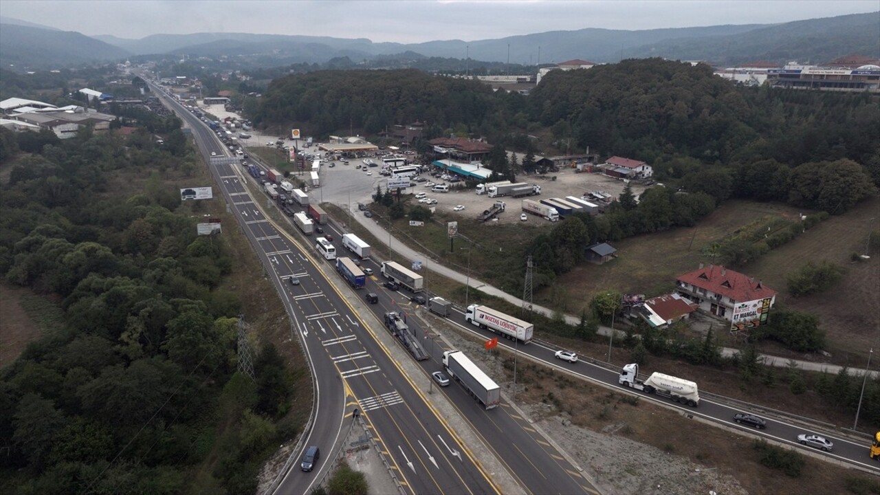 Anadolu Otoyolu Bolu Dağı Tüneli'nde devam eden çalışmalar nedeniyle D-100 kara yolunun Bolu Dağı...