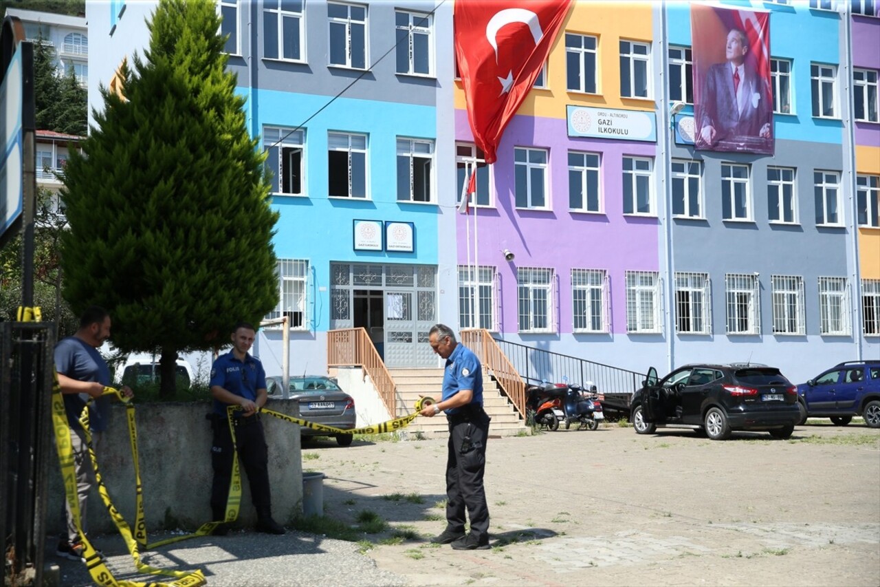 Ordu'nun Altınordu ilçesinde öğretmenin okul bahçesinde aracıyla çarptığı 7 yaşındaki öğrenci...