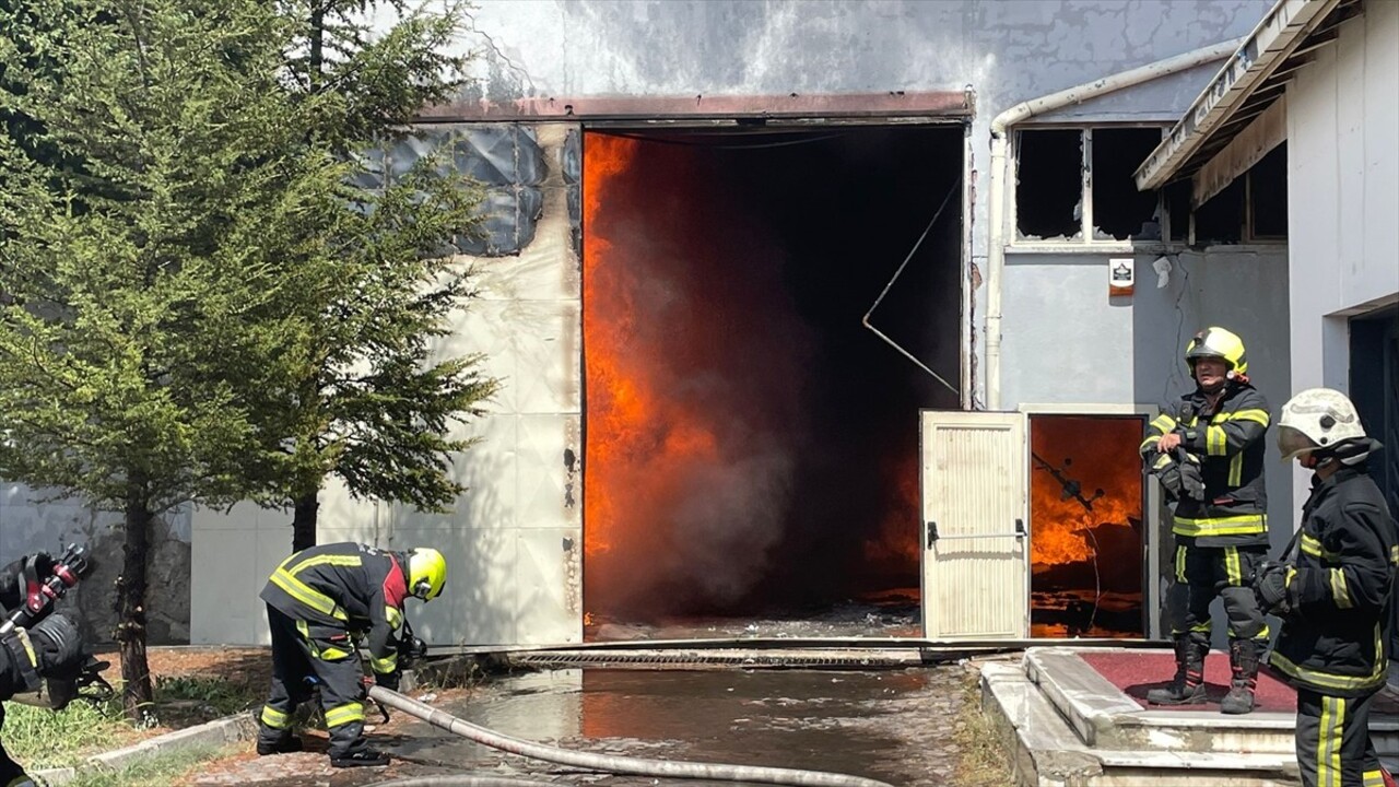 Kayseri'de bir sünger fabrikasında çıkan yangına müdahale ediliyor.