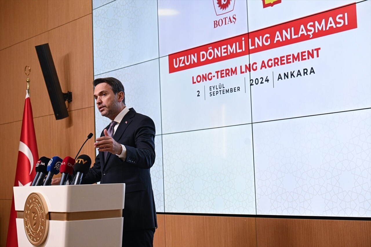 Enerji ve Tabii Kaynaklar Bakanı Alparslan Bayraktar (Sağda) BOTAŞ ile Shell arasında LNG...