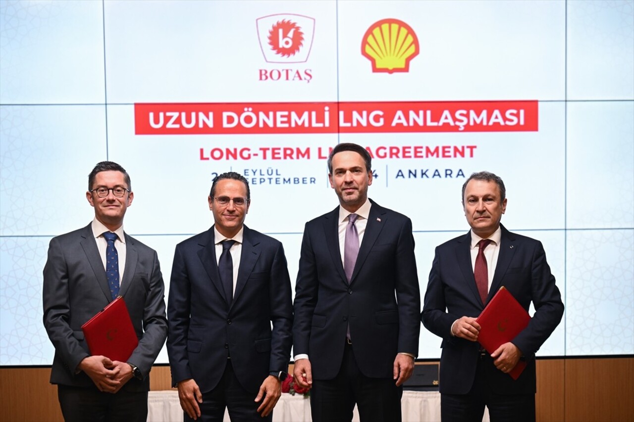 Enerji ve Tabii Kaynaklar Bakanı Alparslan Bayraktar (Sağda) BOTAŞ ile Shell arasında LNG...