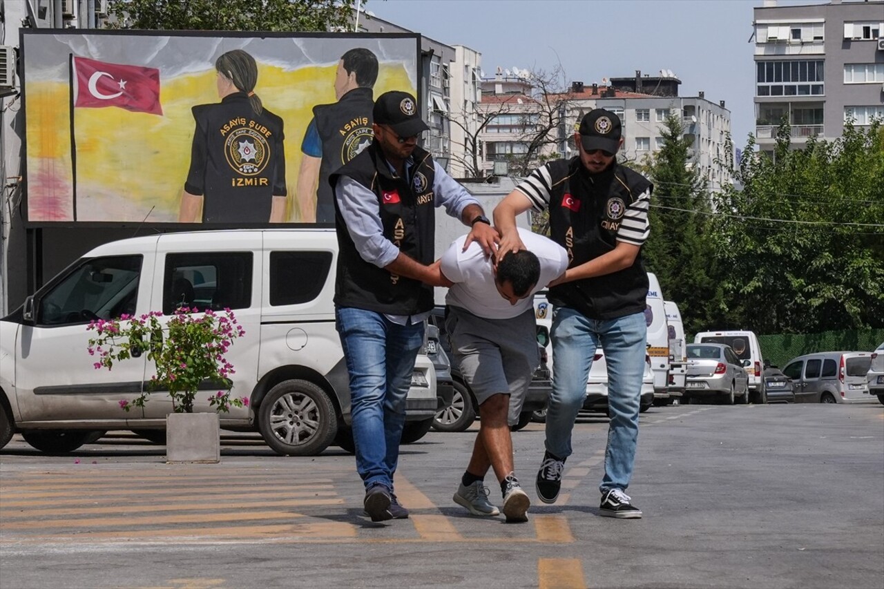  İzmir'in Torbalı ilçesinde taksi şoförünü öldüren, bir sürücünün otomobilini gasbeden ve market...