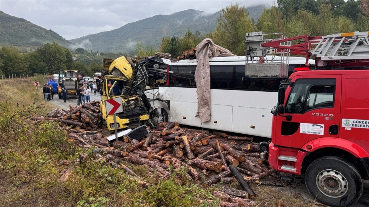 Zonguldak'ın Gökçebey ilçesinde yolcu otobüsüyle kamyonun çarpışması sonucu 2 kişi yaşamını...