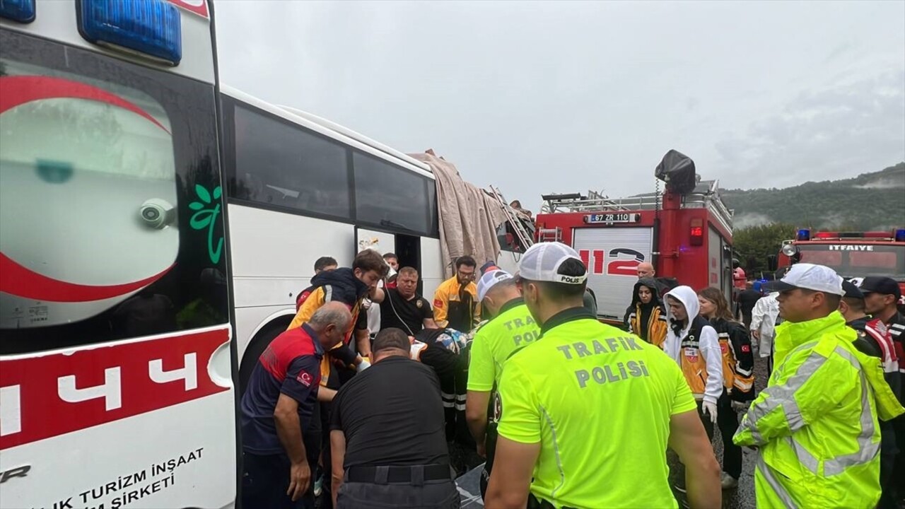 Zonguldak'ın Gökçebey ilçesinde yolcu otobüsüyle kamyonun çarpışması sonucu 2 kişi yaşamını...