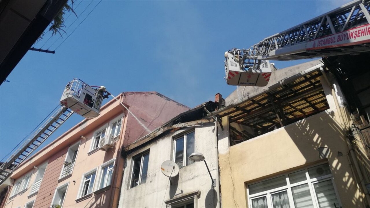 Beyoğlu'nda, 3 katlı binanın çatı katında çıkan yangın itfaiye ekiplerince söndürüldü.