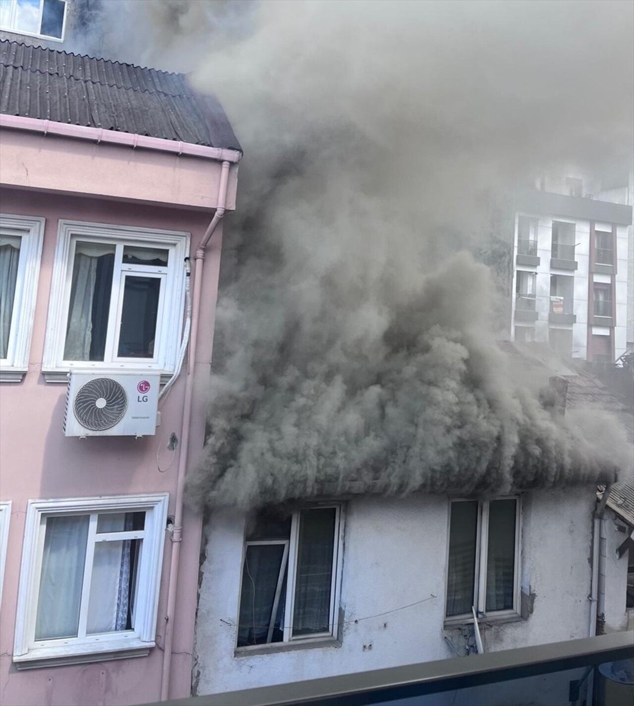 Beyoğlu'nda, 3 katlı binanın çatı katında çıkan yangın itfaiye ekiplerince söndürüldü.