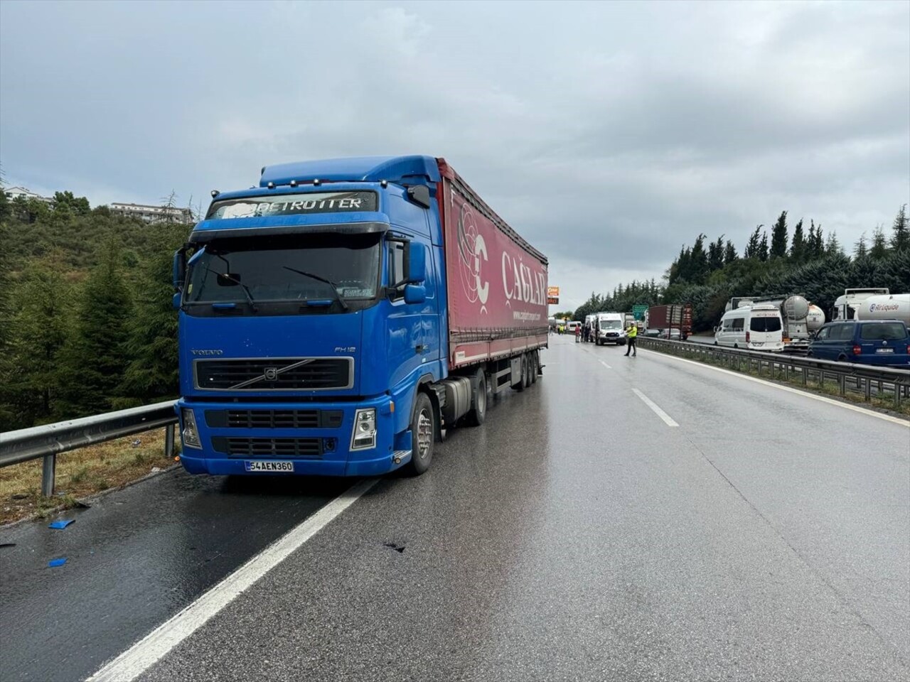 Anadolu Otoyolu'nun Kocaeli kesiminde meydana gelen zincirleme trafik kazası sonucu İstanbul yönü...