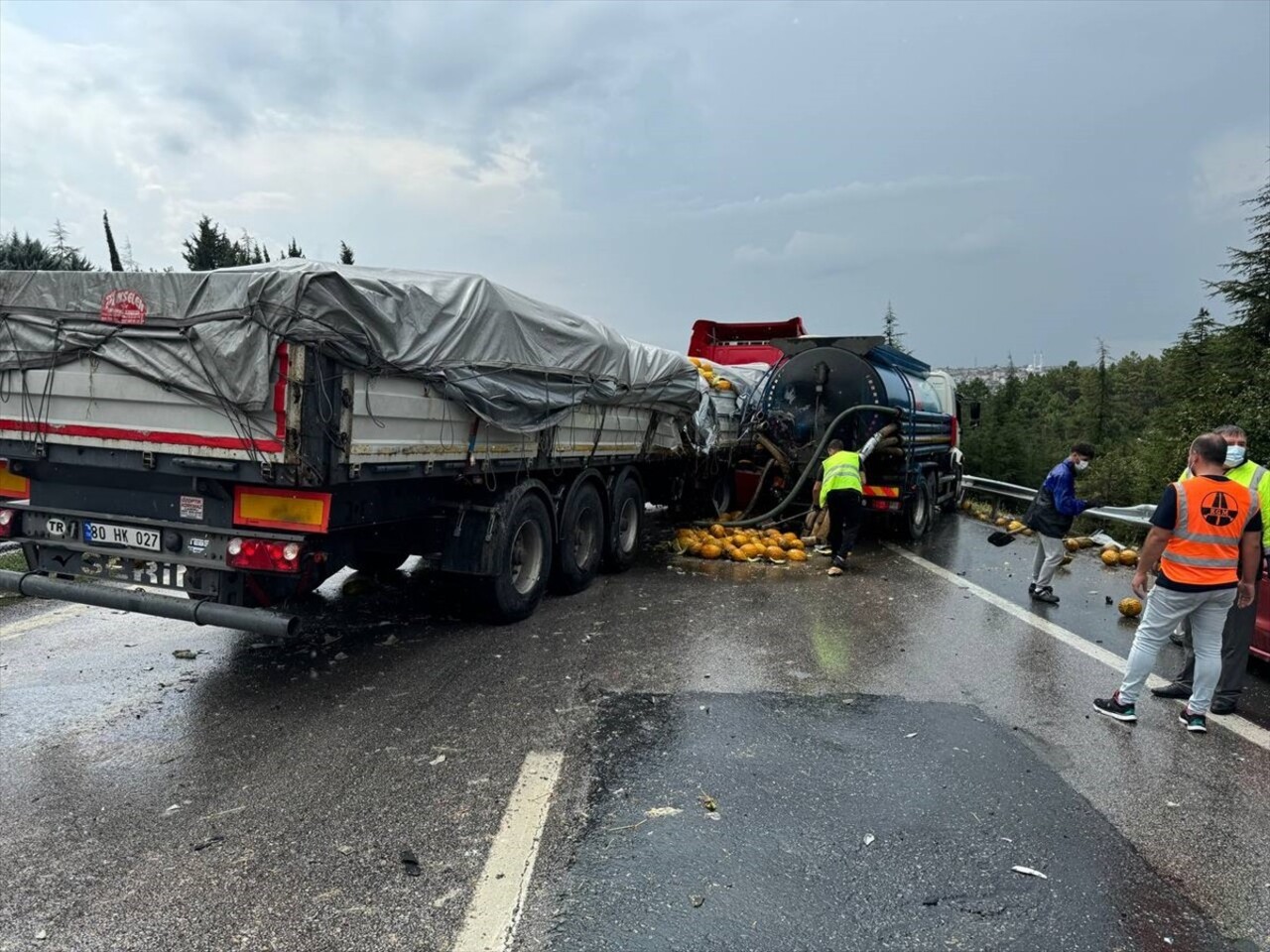 Anadolu Otoyolu'nun Kocaeli kesiminde meydana gelen zincirleme trafik kazası sonucu İstanbul yönü...