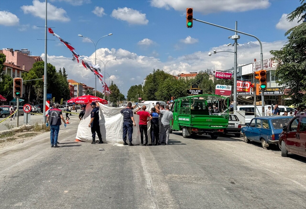 Uşak'ın Sivaslı ilçesinde tırın çarptığı 86 yaşındaki yaşlı adam hayatını kaybetti. Polis...