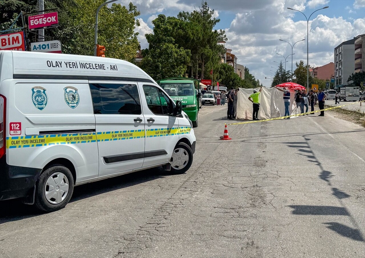 Uşak'ın Sivaslı ilçesinde tırın çarptığı 86 yaşındaki yaşlı adam hayatını kaybetti. Polis...