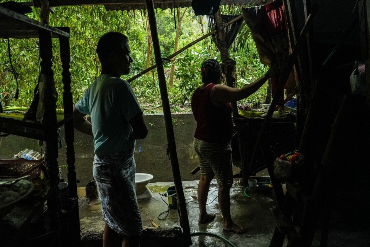 Filipinler'in kuzeyinde etkisini gösteren fırtına ve şiddetli yağışlar hayatı olumsuz etkiledi....