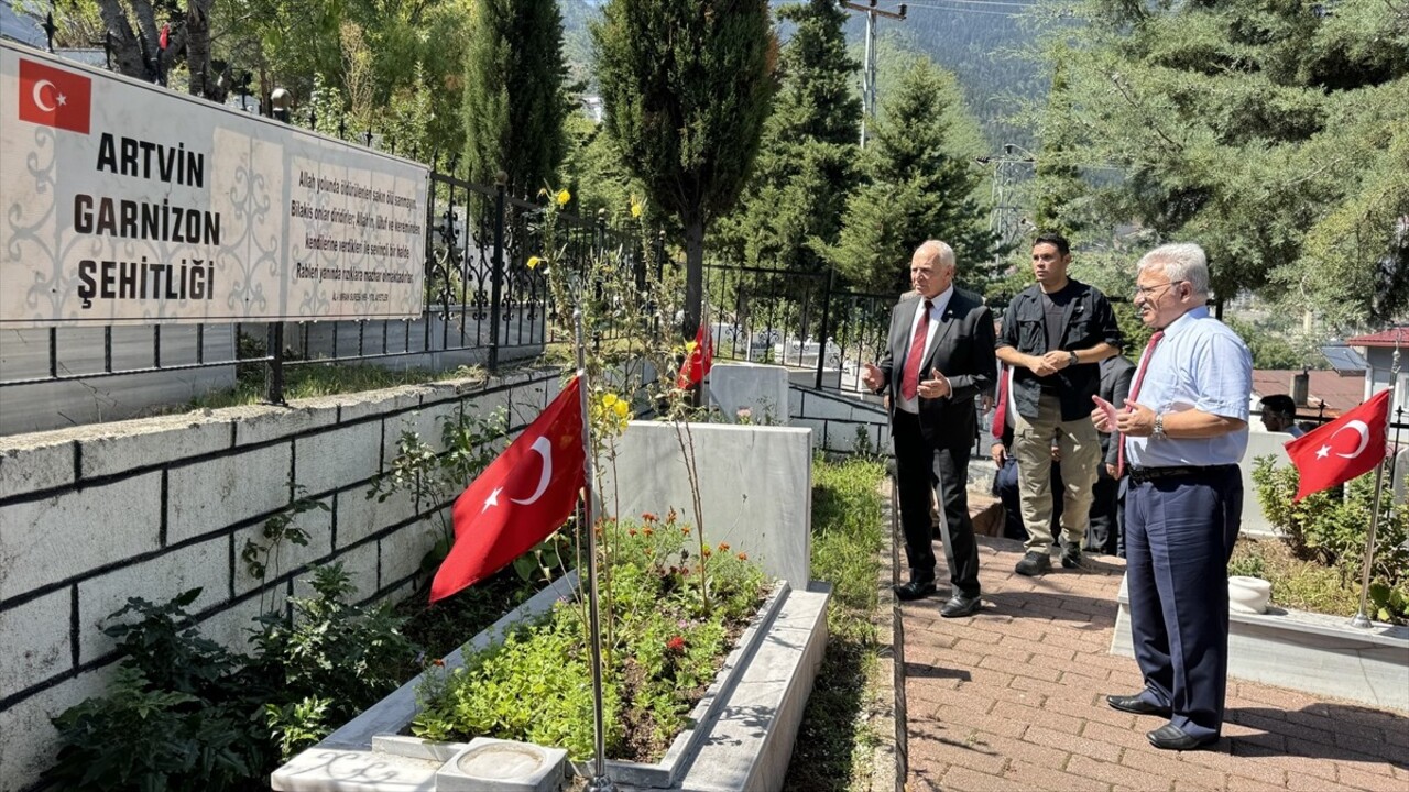 Kuzey Kıbrıs Türk Cumhuriyeti (KKTC) Cumhuriyet Meclisi Başkanı Zorlu Töre (sol 3), Artvin'de...