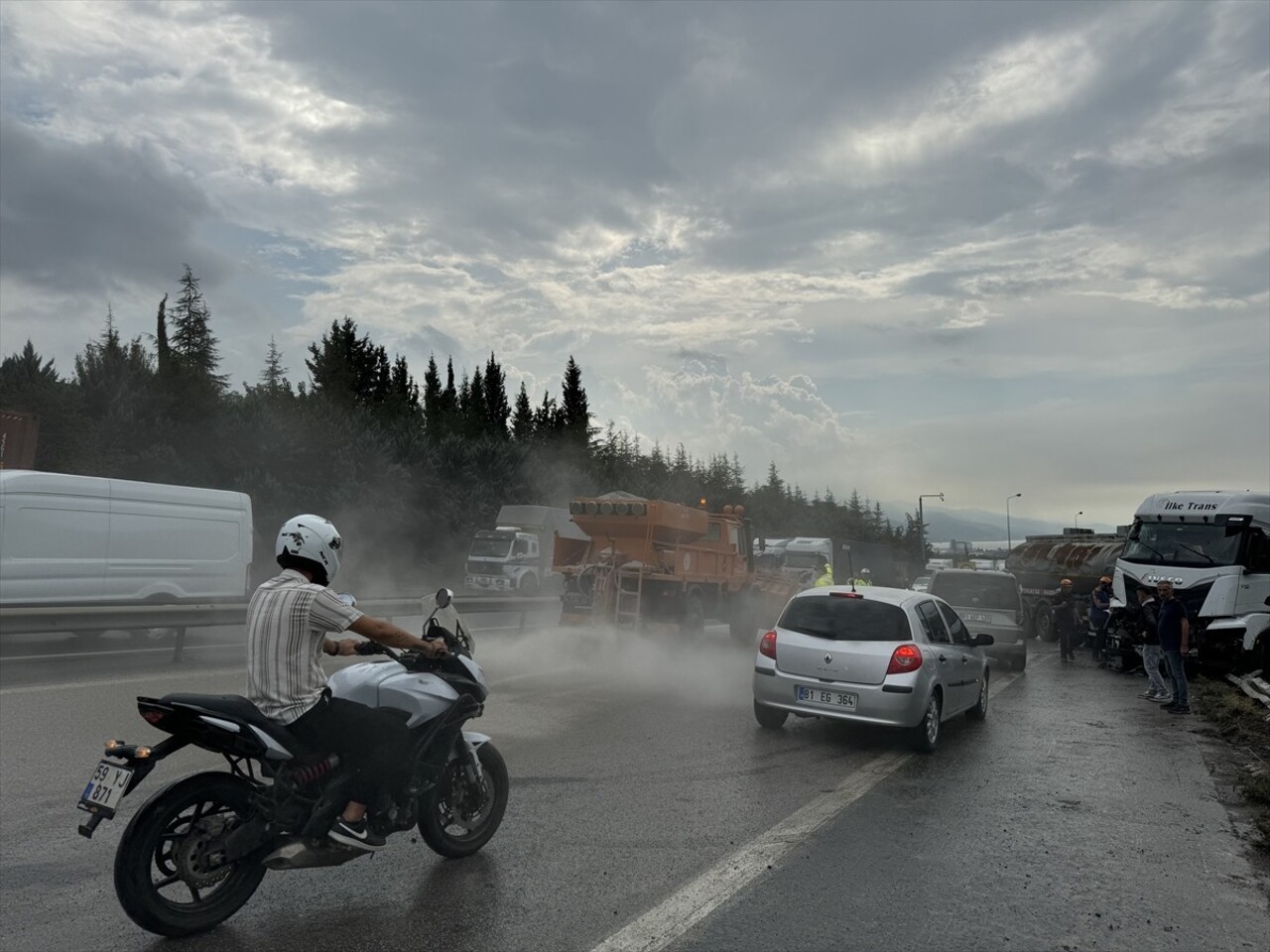 Anadolu Otoyolu'nun Kocaeli kesiminde meydana gelen zincirleme trafik kazası sonucu ulaşıma...