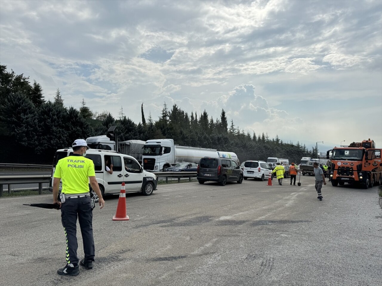 Anadolu Otoyolu'nun Kocaeli kesiminde meydana gelen zincirleme trafik kazası sonucu ulaşıma...