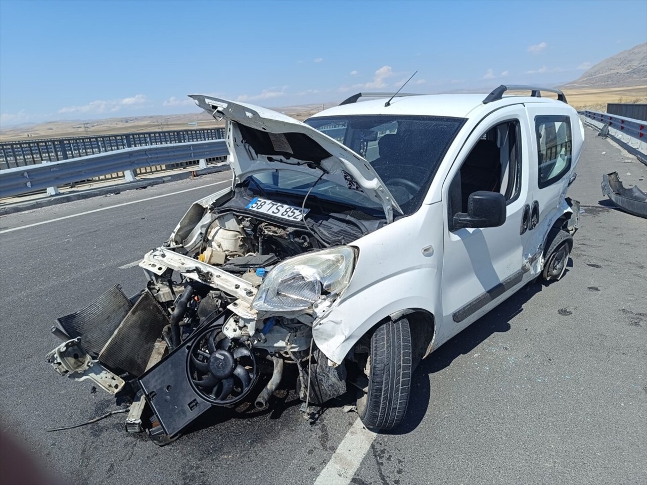 Sivas'ın Ulaş ilçesinde üç aracın karıştığı zincirleme trafik kazasında 9 kişi...